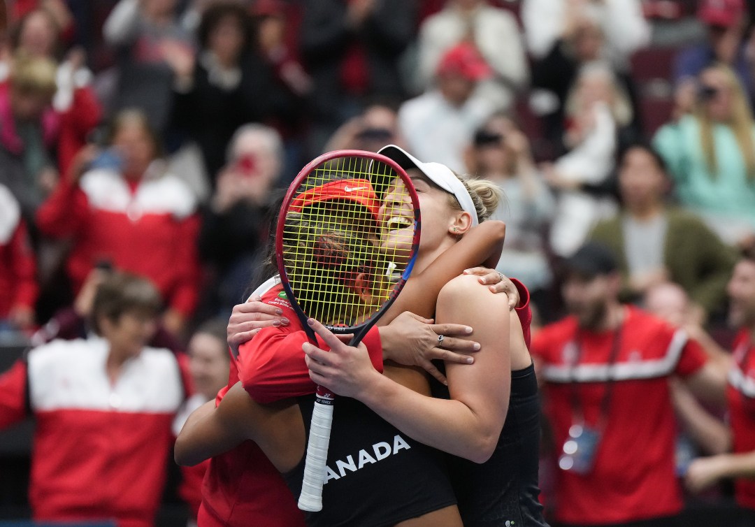 Gabriela Dabrowski et Leylah Fernandez se serrent dans leurs bras.