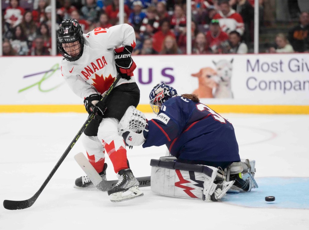 L'attaquante canadienne Brianne Jenner (19) marque devant la gardienne de but américaine Aerin Frankel (31).