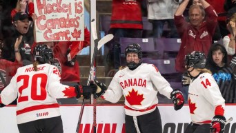 Des joueuses canadiennes sur la glace lors d'un match.