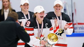 Marie-Philip Poulin avec la Coupe