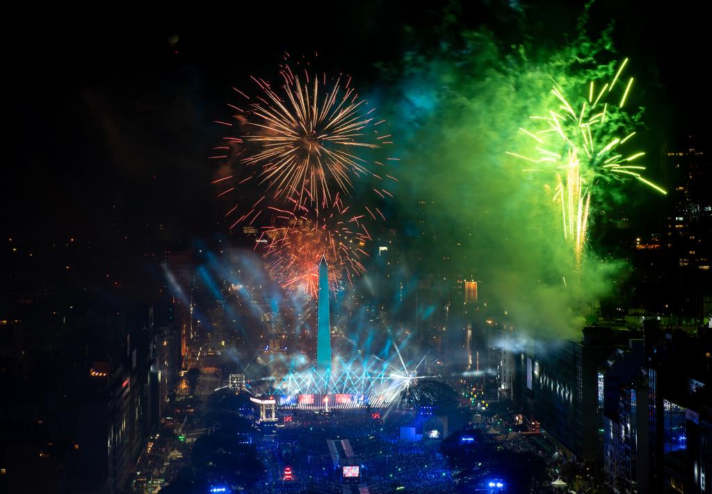 Une grande foule se rassemble et regarde les feux d'artifice pendant la cérémonie d'ouverture des Jeux olympiques de la jeunesse à Buenos Aires, en Argentine.