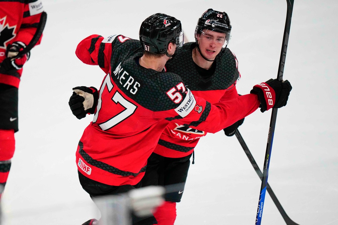 Jack Quinn et Tyler Myers célèbrent un but contre la Lettonie au Championnat mondial de l'IIHF.
