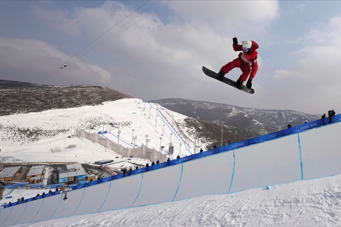 Liam Gill attrape sa planche alors qu'il exécute un tour dans un halfpipe