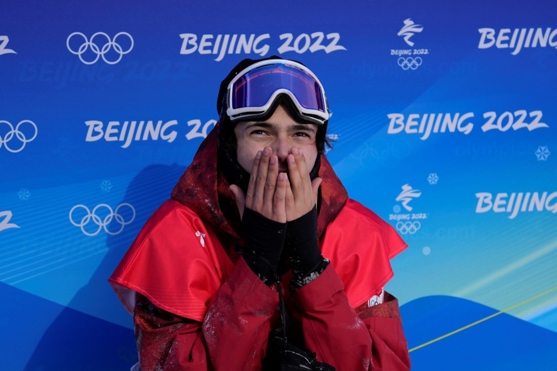 Liam Gill porte ses mains à sa bouche en attendant son score dans la zone d'arrivée