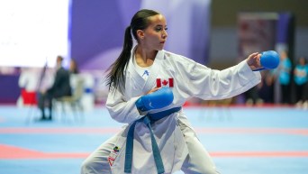 Yamina Lahyanssa se prépare à donner un coup de poing à un adversaire lors d'un duel de karaté