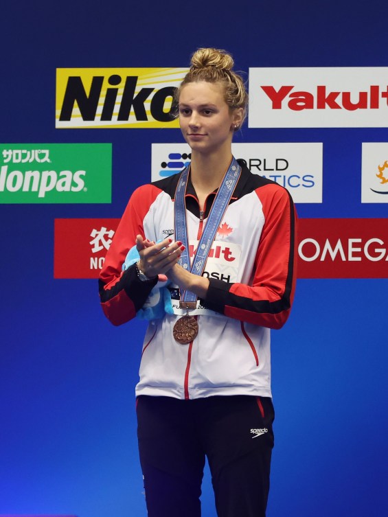 Summer McIntosh avec la médaille de bronze au cou. 