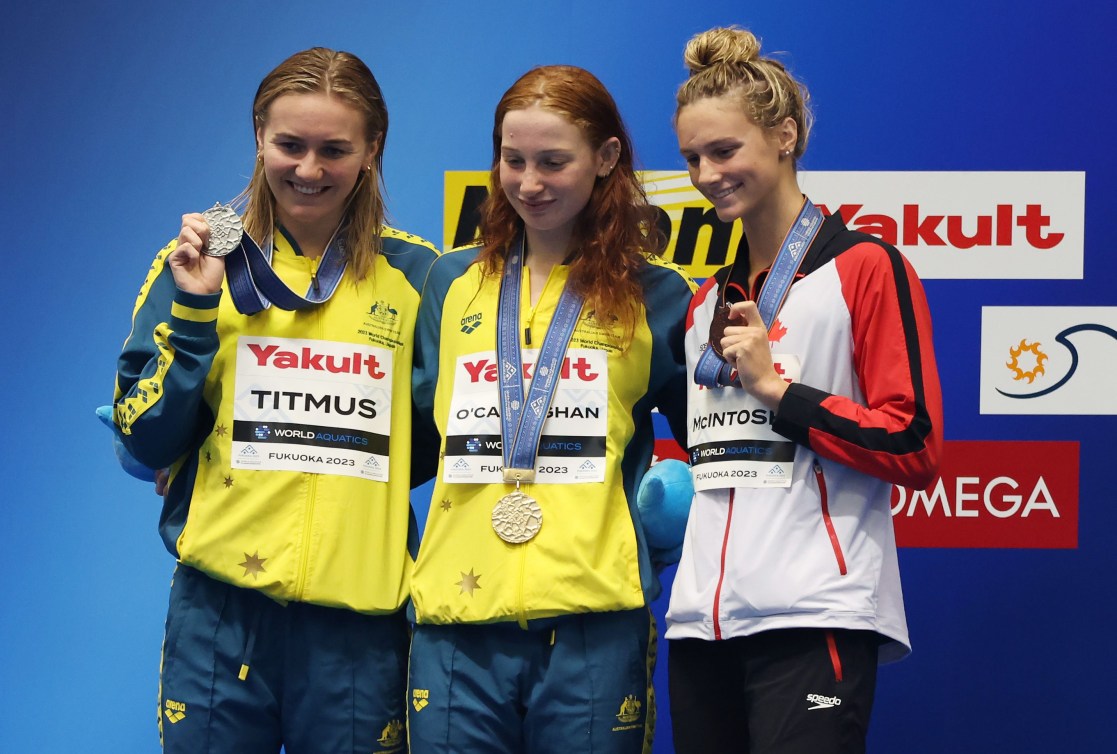 Summer McIntosh, à droite, aux côtés de la de Mollie O’Callaghan et Ariarne Titmus.