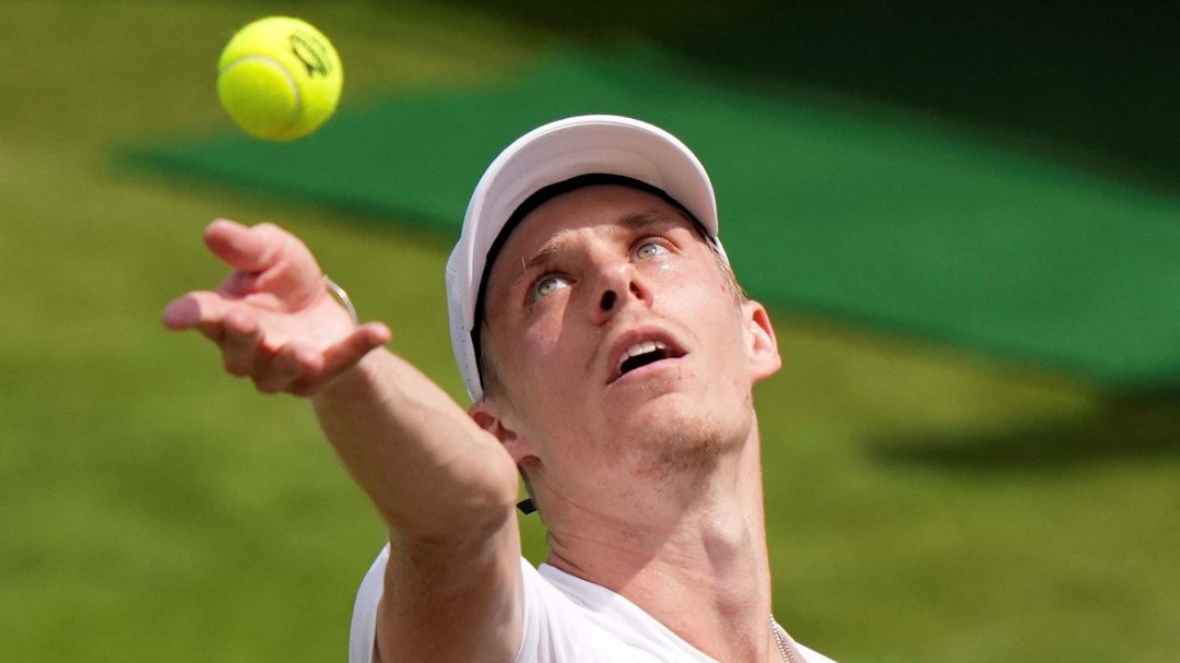 Denis Shapovalov regarde la balle avant de faire son service.