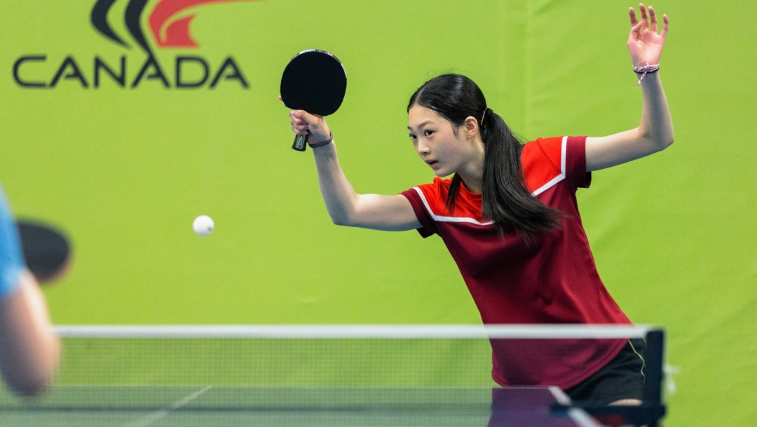 Jessie Xu effectue un coup au tennis de table.