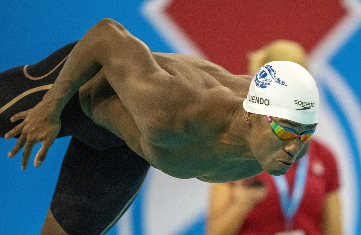 Joshua Liendo fait un départ de natation. 