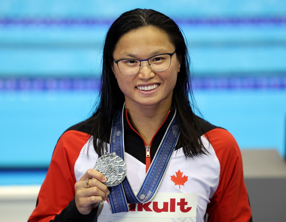 Maggie Mac Neil avec sa médaille d'argent.