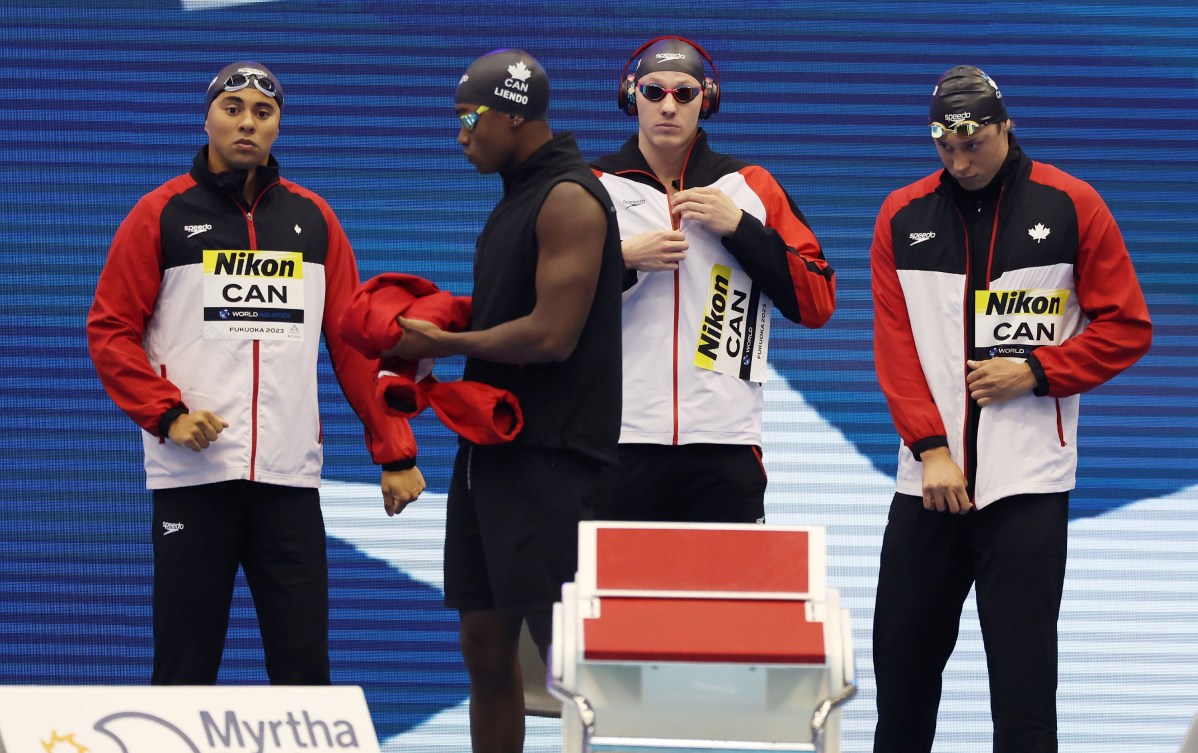 L'équipe canadienne de relais masculin 4x100 m libre composée de Javier Acevedo, Josh Liendo et Finlay Knox et Ruslan Gaziev se préparent.