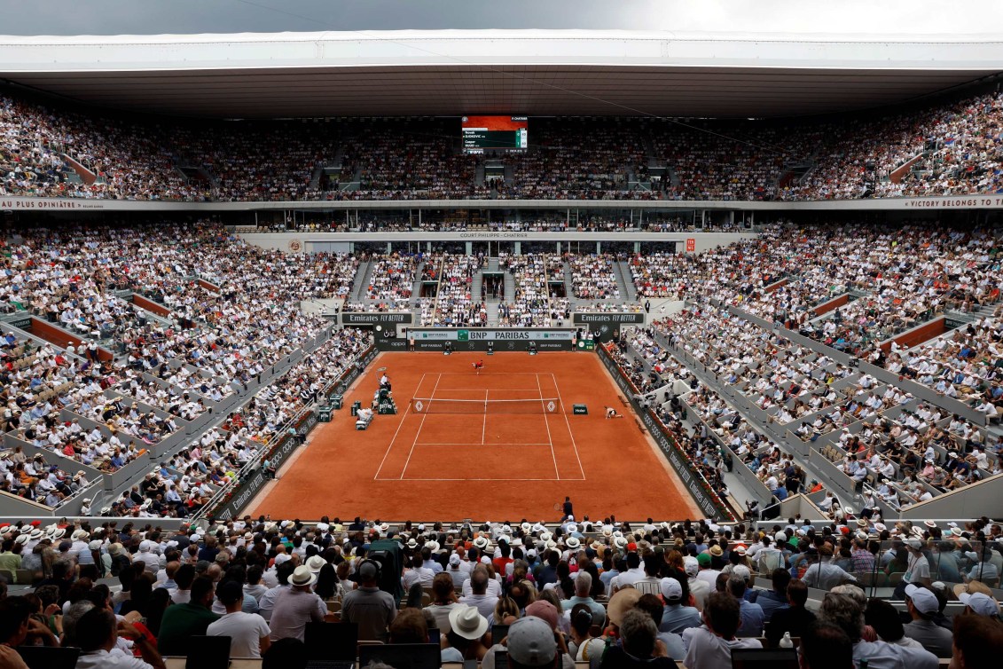 Le Stade tennis en terre battue. 