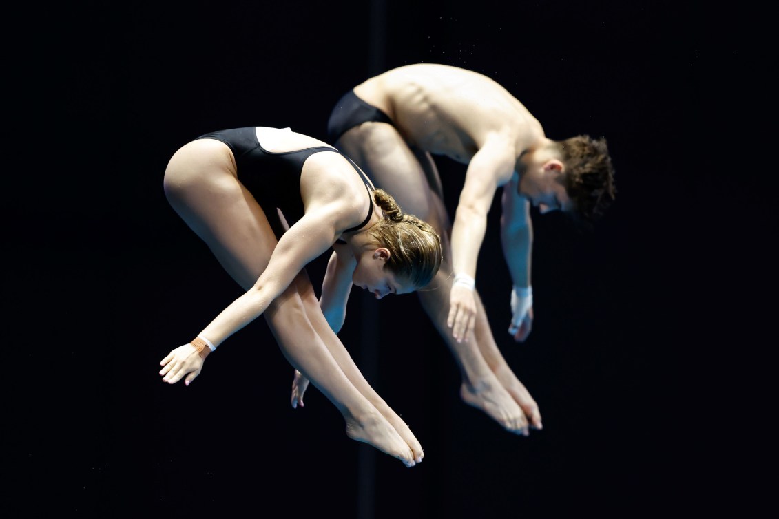 Nathan Zsombor-Murray  et Kate Miller font un plongeon carpé. 