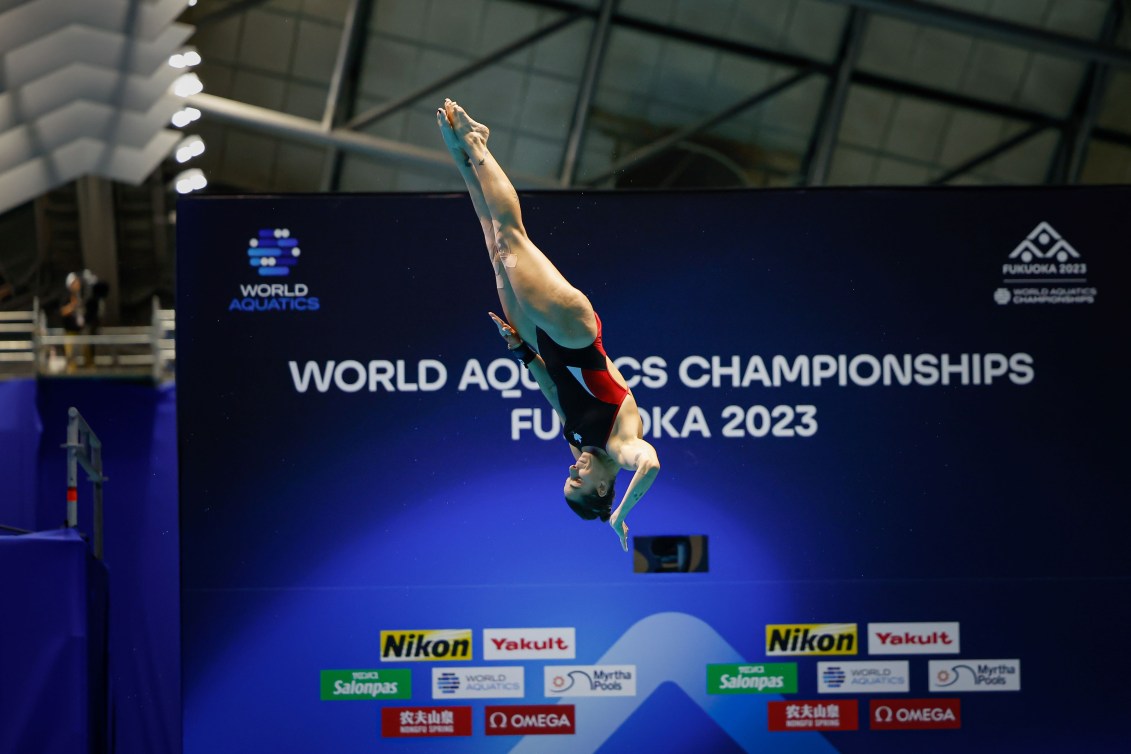 Pamela Ware fait une vrille lors d'un plongeon. 