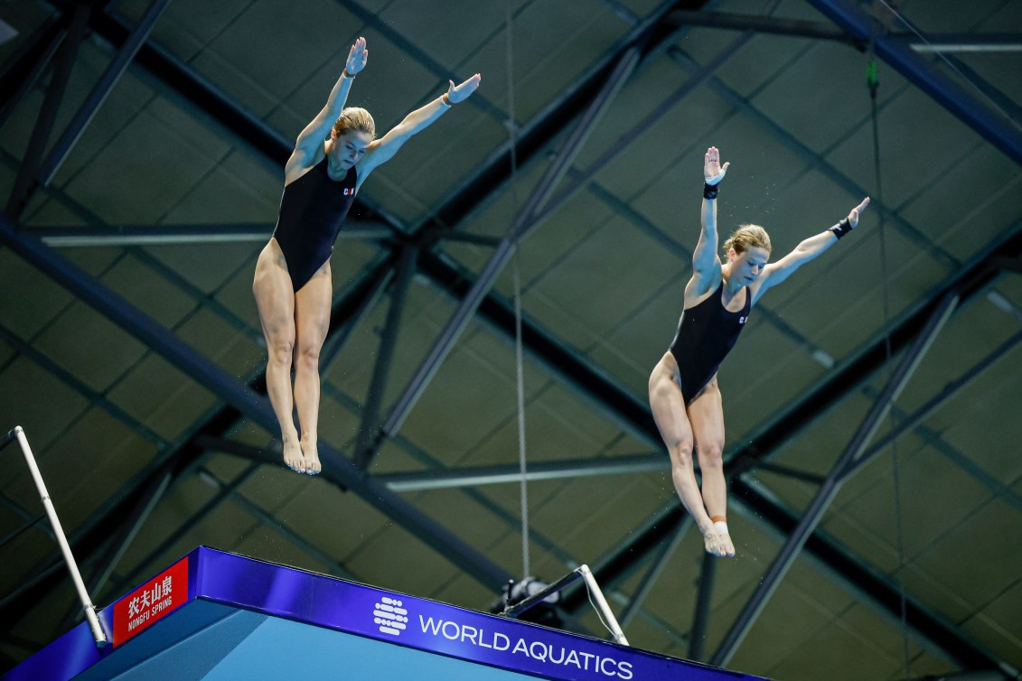 Caeli McKay et Kate Miller effectuent un plongeon. 