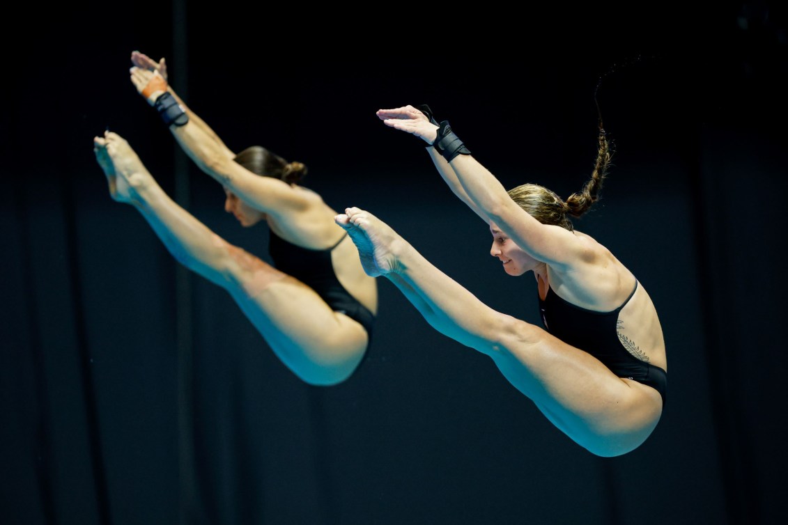 Pamela Ware et Mia Vallée effectuent un plongeon carpé en synchro. 