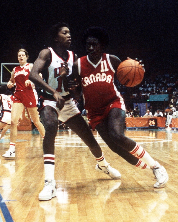 La Canadienne Sylvia Sweeney lors d'un match de basketball. 