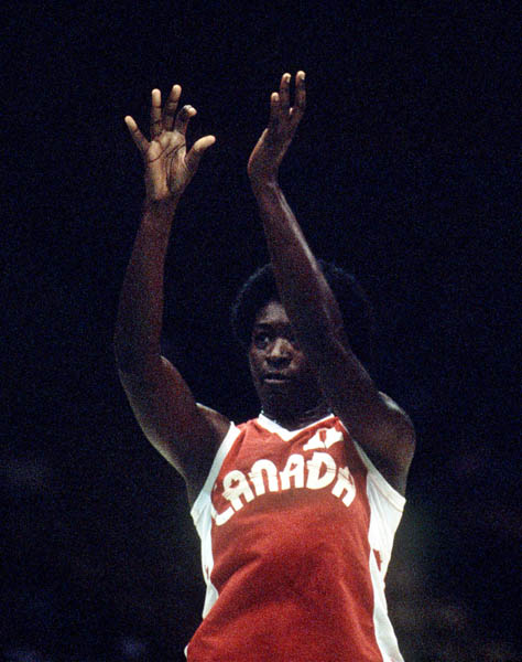 La Canadienne Sylvia Sweeney lors d'un match de basketball. 