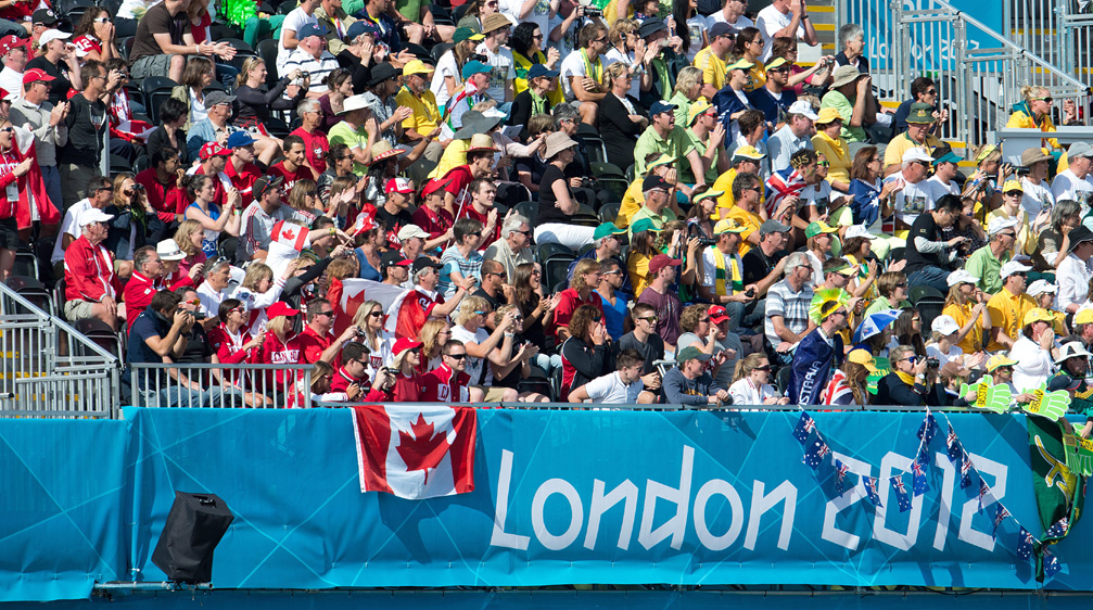 Les fans canadiens applaudissent dans les gradins.