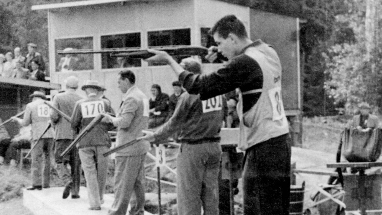 George Genereux du Canada participe au tir au pigeon d'argile.