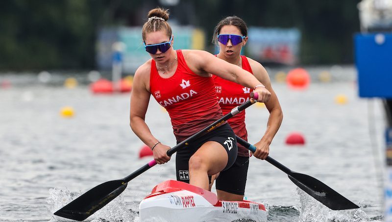 Deux canoéistes lors d'une course.