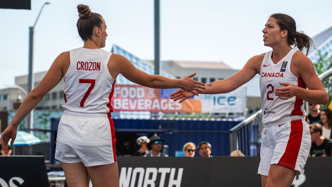 Paige Crozon et Michelle Plouffe se félicitent.