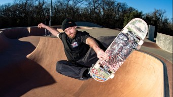 Adam Hopkins tient sa planche lors d'une manoeuvre.