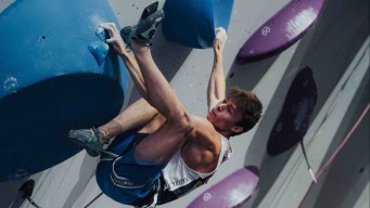 Oscar Baudrand sur un mur d'escalade.