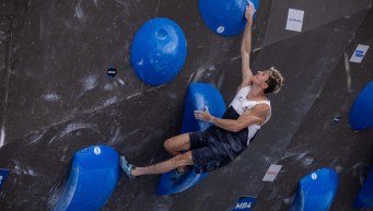 Victor Baudrand en action sur le mur d'escalade.