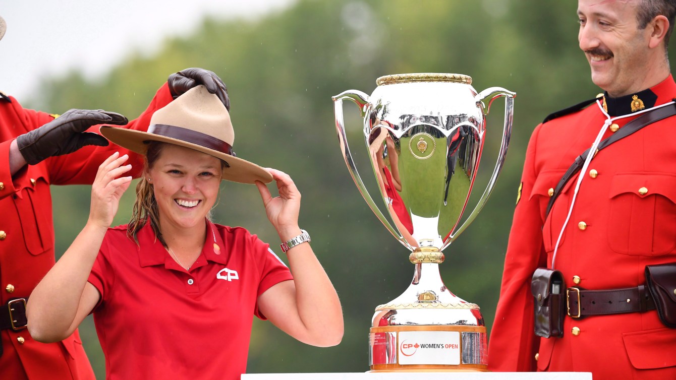 Brooke Henderson du Canada essaie un stetson de la GRC.