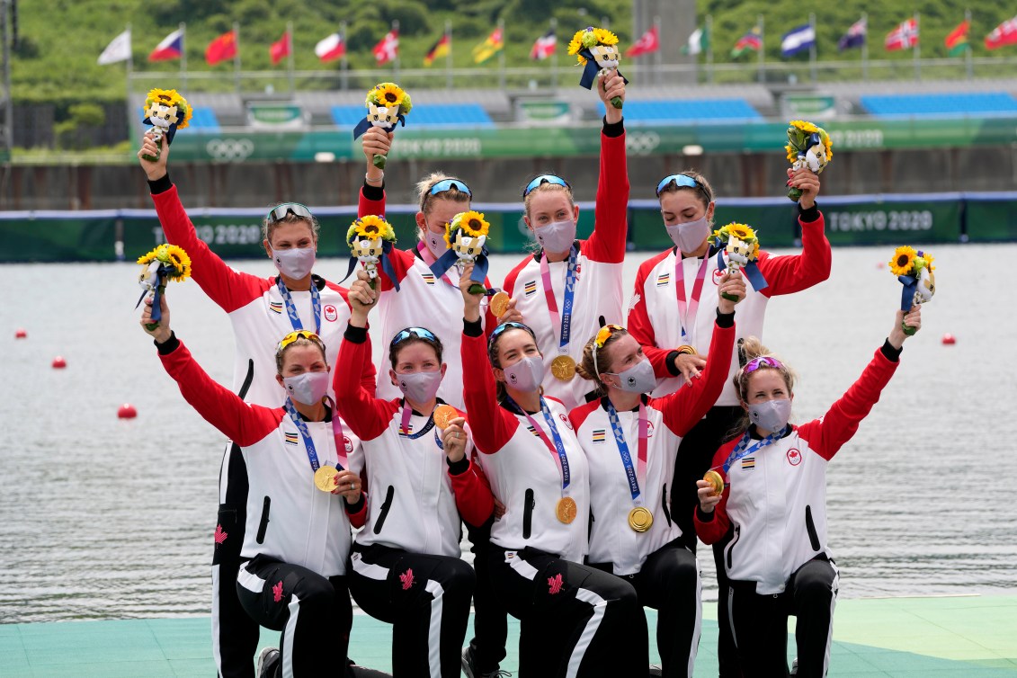 Les médaillées d'or canadiennes Lisa Roman, Kasia Gruchalla-Wesierski, Christine Roper, Andrea Proske, Susanne Grainger, Madison Mailey, Sydney Payne, Avalon Wasteneys et Kristen Kit posent pendant la remise des médailles.