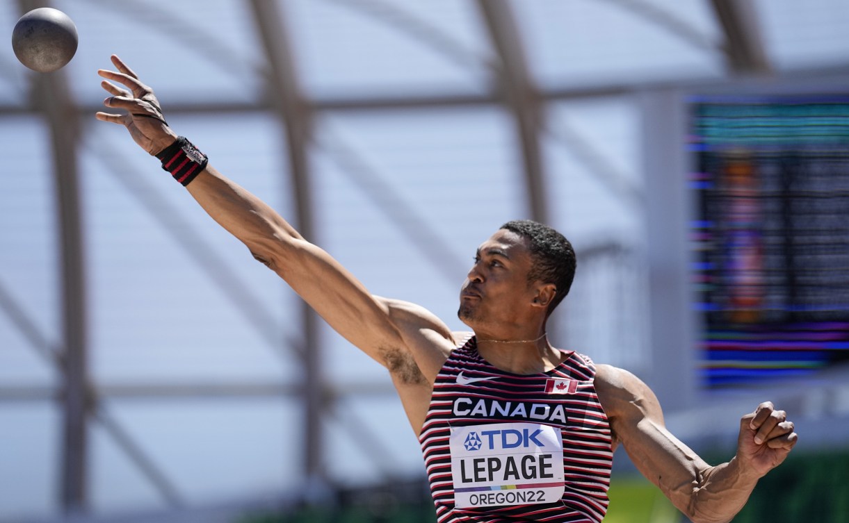 Pierce Lepage effectue un lancer du poids. 