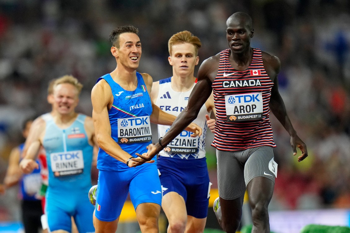 Marco Arop, du Canada, et Simone Barontini, d'Italie, se tapent dans la main alors qu'ils approchent de l'arrivée.