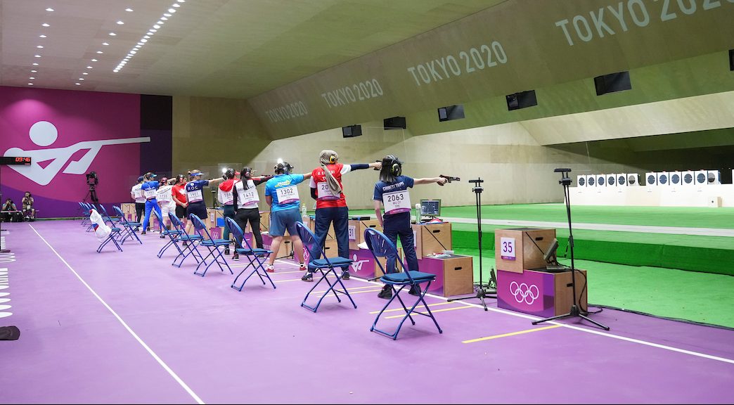 Des athlètes féminines en action dans un stade de tir.