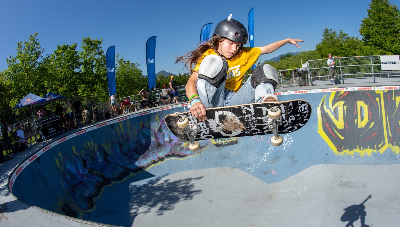 Fay De Fazio Ebert fait une manoeuvre de skateboard.