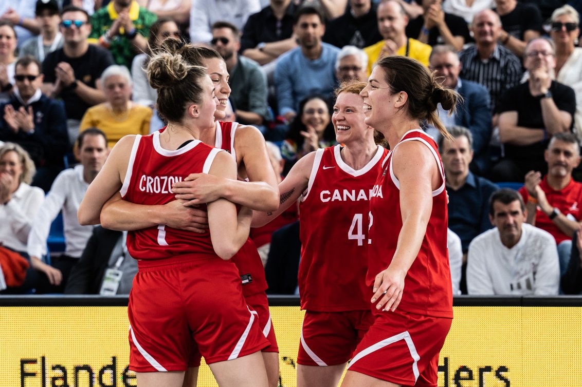 Michelle Plouffe, Katherine Plouffe, Paige Crozon et Kacie Bosh célèbrent sur le terrain. 