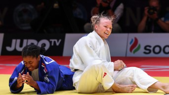 Jessica Klimkait sourit après une victoire.