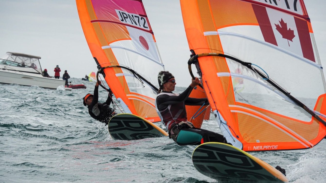 Deux athlètes de planche à voile. 