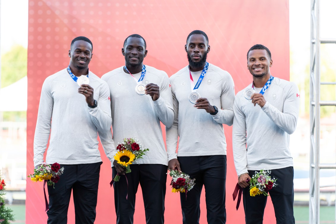 L'équipe canadienne de relais 4x100m Aaron Brown, Jerome Blake, Brendon Rodney et Andre De Grasse posent avec leurs médailles d'argent.