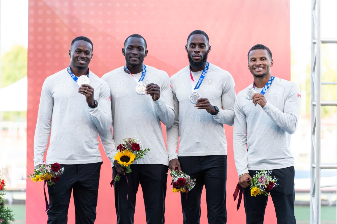 L'équipe canadienne de relais 4x100m Aaron Brown, Jerome Blake, Brendon Rodney et Andre De Grasse posent avec leurs médailles d'argent. 