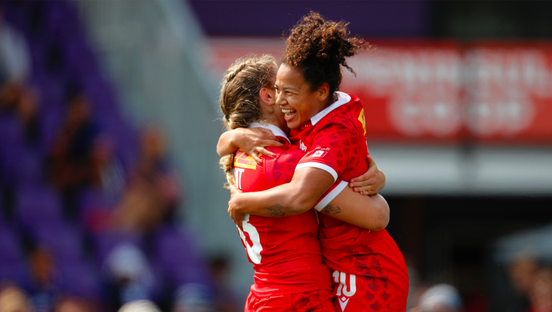 Deux joueuses célèbrent sur le terrain.