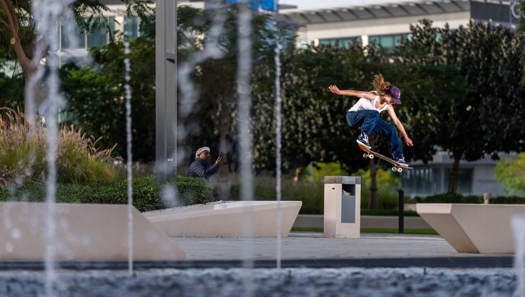 Samantha Secours effectue une manoeuvre en skateboard.