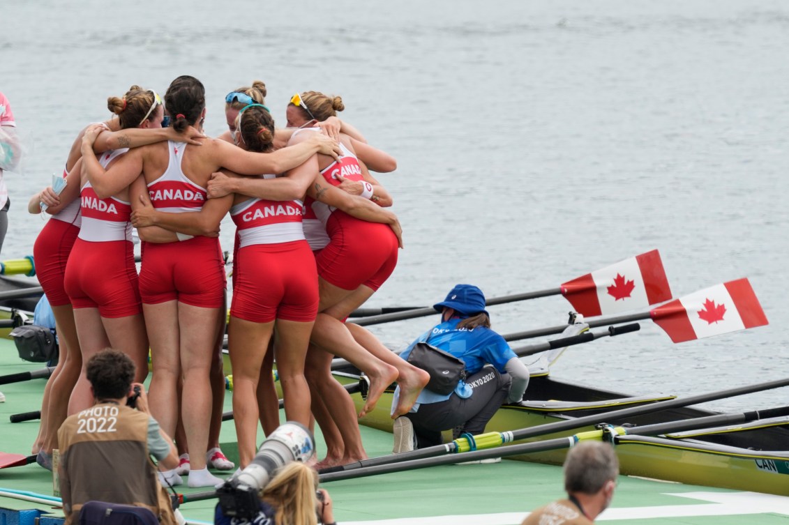 Lisa Roman, Kasia Gruchalla-Wesierski, Christine Roper, Andrea Proske, Susanne Grainger, Madison Mailey, Sydney Payne, Avalon Wasteneys et Kristen Kit du Canada célèbrent après avoir gagné la médaille d'or.