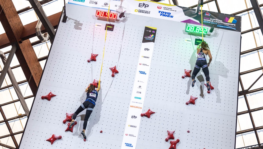 Erica Velev sur un mur d'escalade.