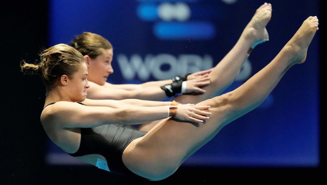 Kate Miller and Caeli McKay effectuent un plongeon en position carpée.