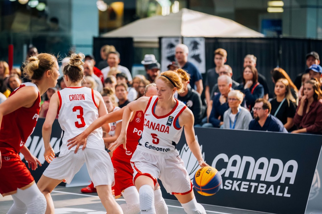 Un match de basketball féminin 3x3