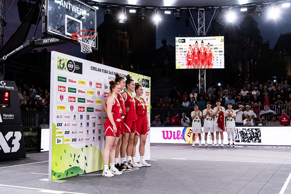 Kacie Bosch, Paige Crozon, Katherine Plouffe et Michelle Plouffe d'Équipe Canada célèbrent après avoir remporté l'argent à la Coupe du monde 2022.