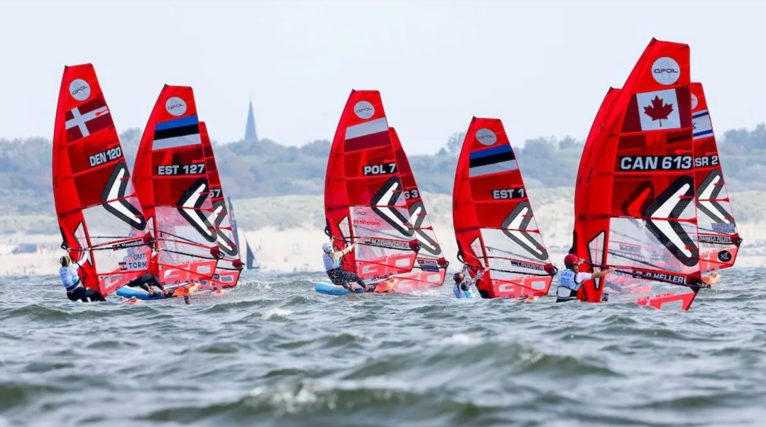 Rebecca Heller sur sa planche à voile.