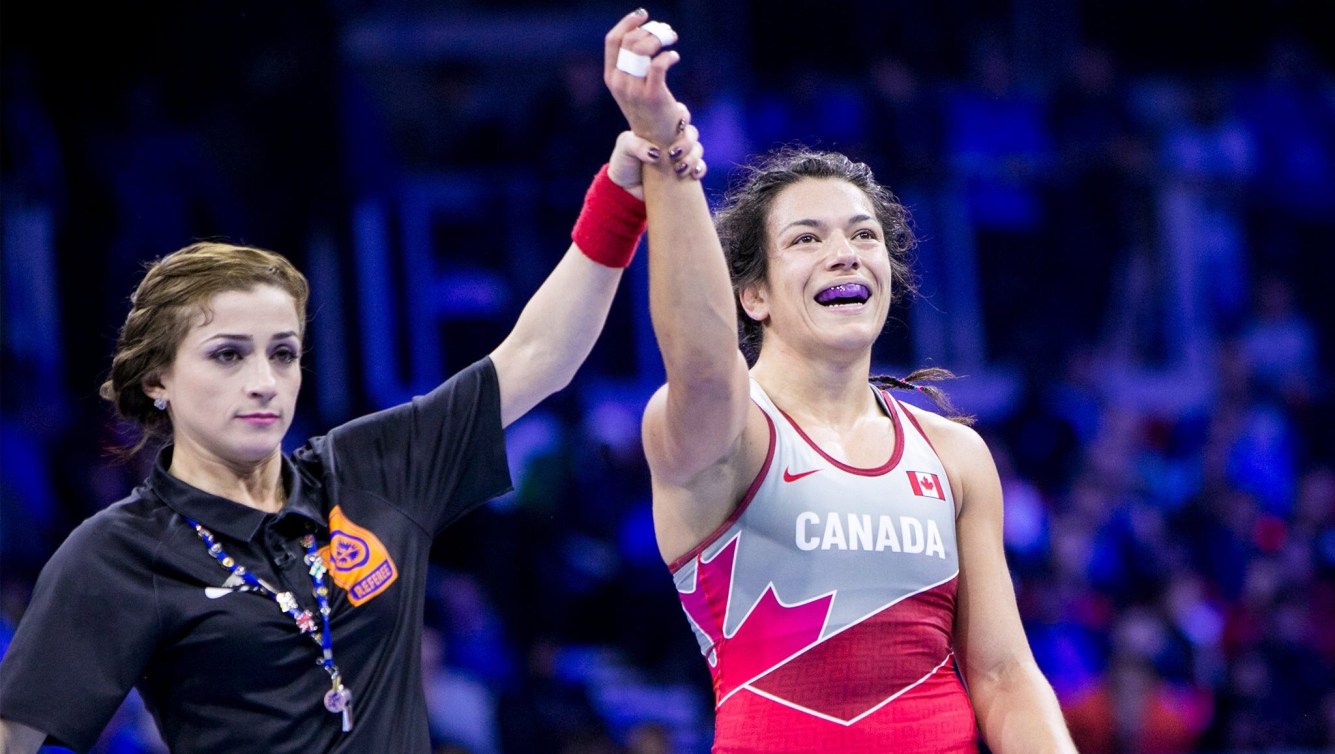 Justina Di Stasio la main dans les airs à la fin du combat.